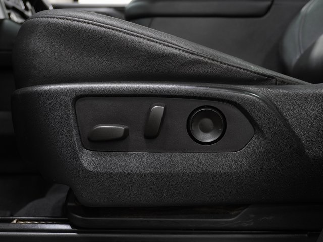 2023 Chevrolet Suburban Z71 photo 2