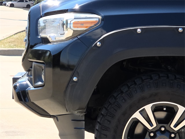 2017 Toyota Tacoma TRD Sport photo 3