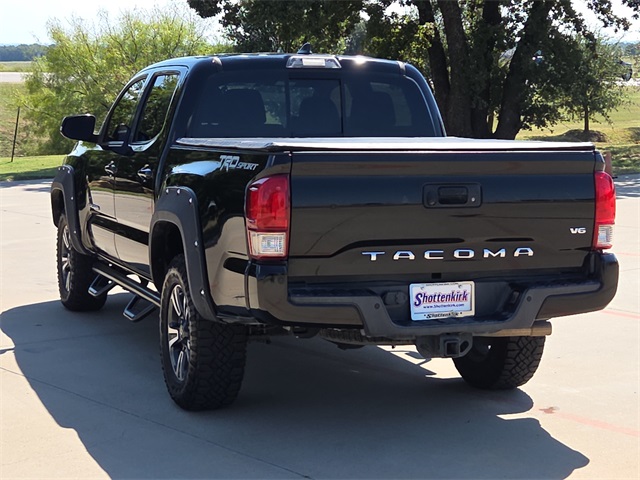 2017 Toyota Tacoma TRD Sport photo 4