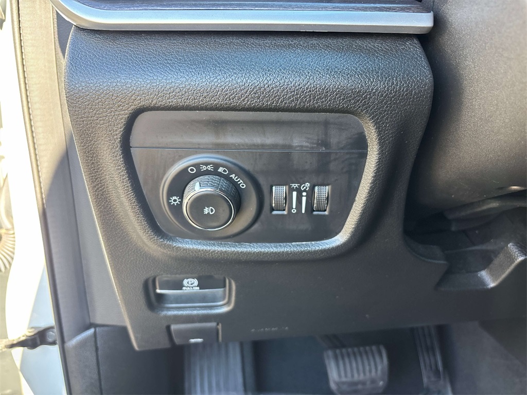 2022 Bright White Clearcoat Jeep Grand Cherokee Limited 4X4 SUV