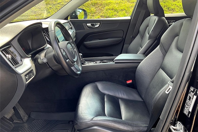 2020 Black Volvo XC60 T5 Momentum AWD SUV