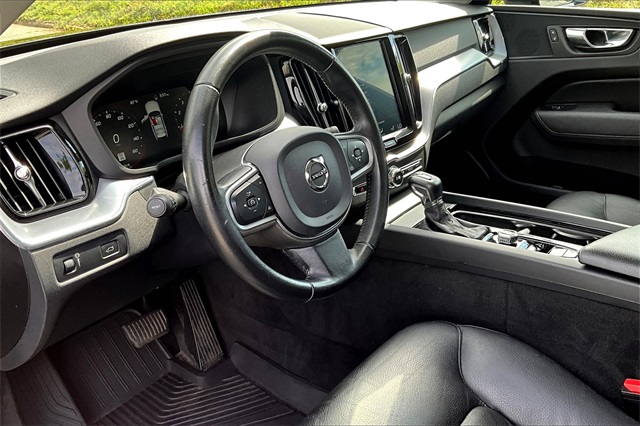 2020 Black Volvo XC60 T5 Momentum AWD SUV