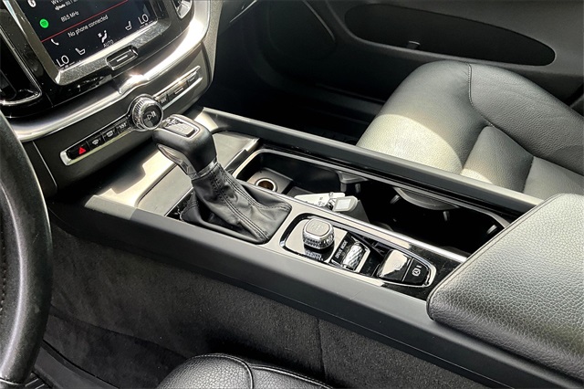 2020 Black Volvo XC60 T5 Momentum AWD SUV