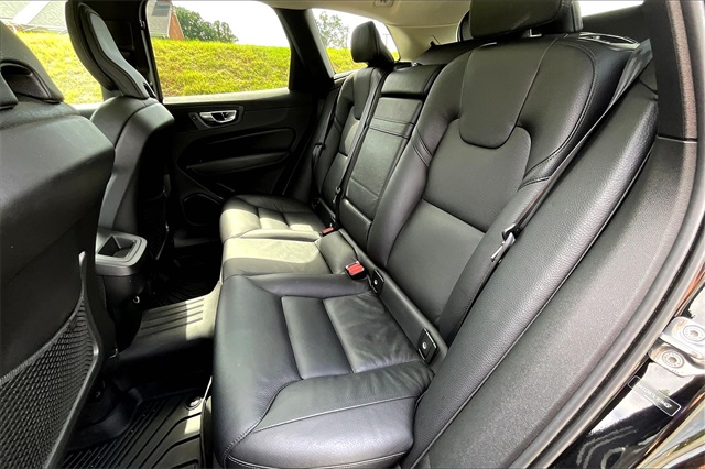 2020 Black Volvo XC60 T5 Momentum AWD SUV