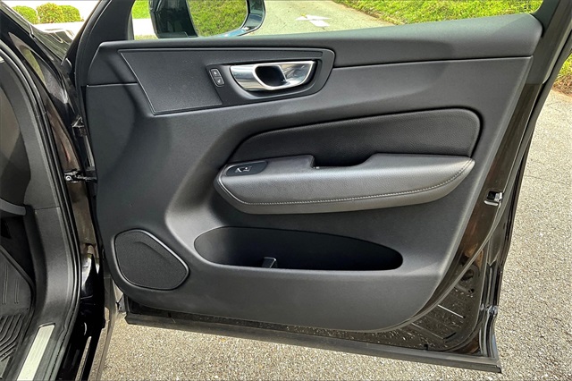 2020 Black Volvo XC60 T5 Momentum AWD SUV