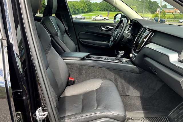 2020 Black Volvo XC60 T5 Momentum AWD SUV