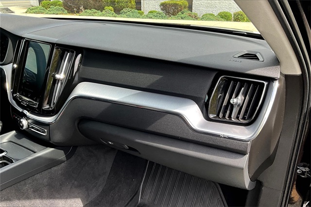 2020 Black Volvo XC60 T5 Momentum AWD SUV