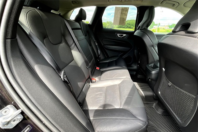 2020 Black Volvo XC60 T5 Momentum AWD SUV