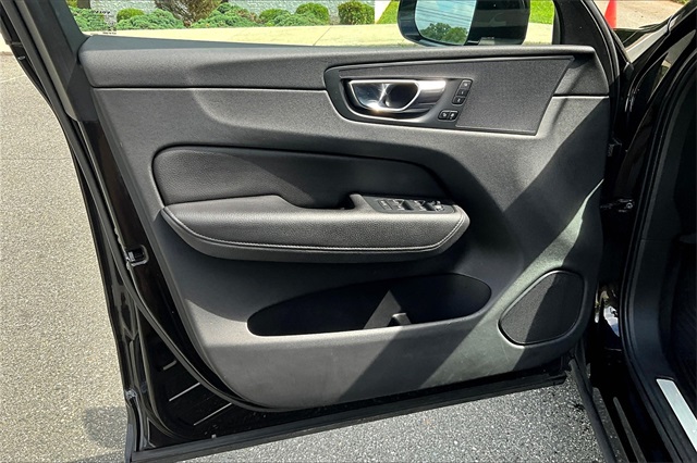 2020 Black Volvo XC60 T5 Momentum AWD SUV