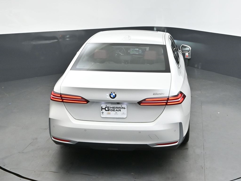 2025 Mineral White Metallic BMW 5 Series 530i RWD Sedan