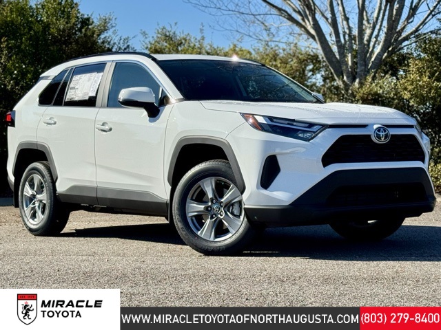 2025 Toyota RAV4 XLE's photo