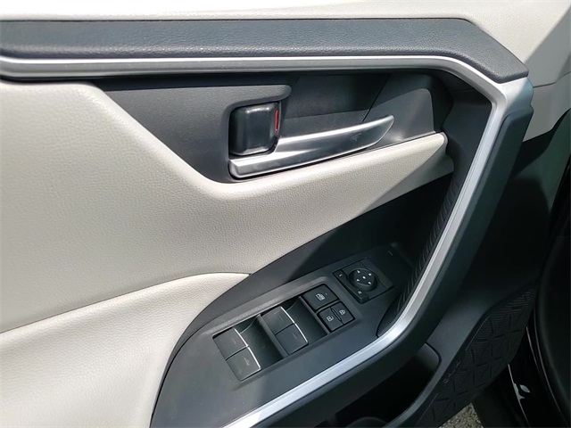 2025 Toyota RAV4 XLE photo 9