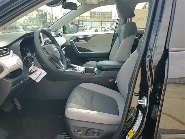 2025 Toyota RAV4 XLE photo 10