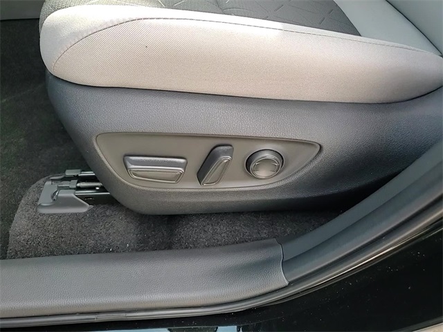 2025 Toyota RAV4 XLE photo 11