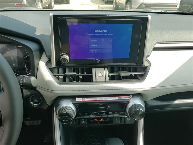 2025 Toyota RAV4 XLE photo 16