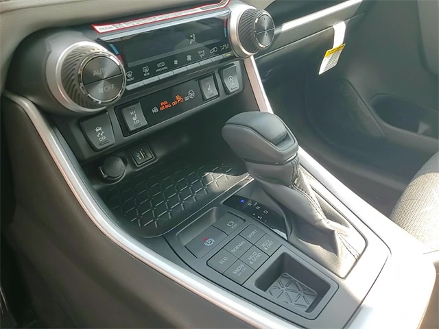 2025 Toyota RAV4 XLE photo 17