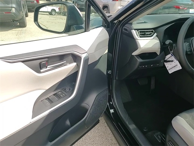 2025 Toyota RAV4 XLE photo 8