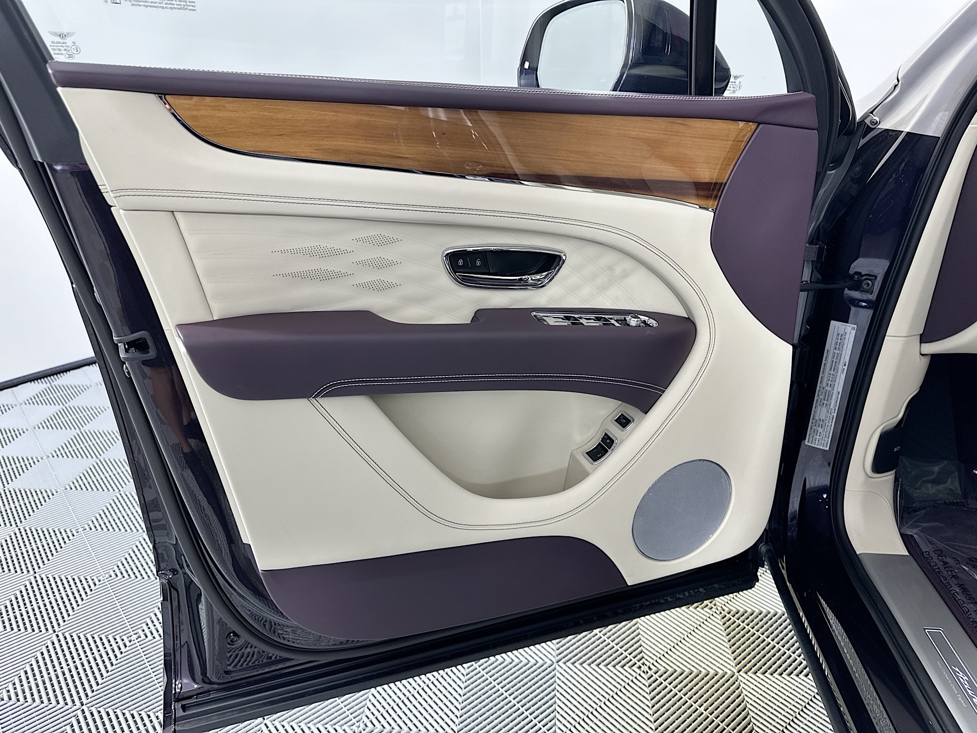 new 2025 Bentley Bentayga EWB car