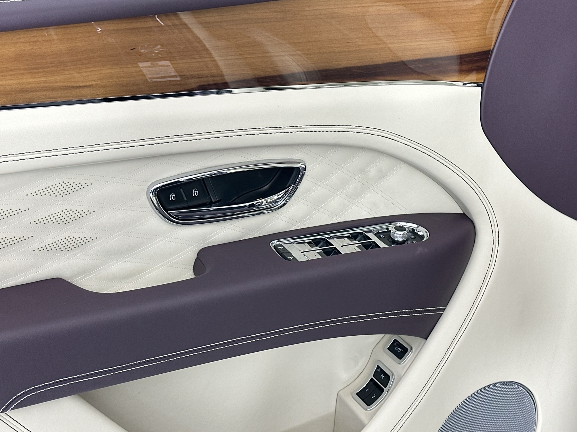 new 2025 Bentley Bentayga EWB car