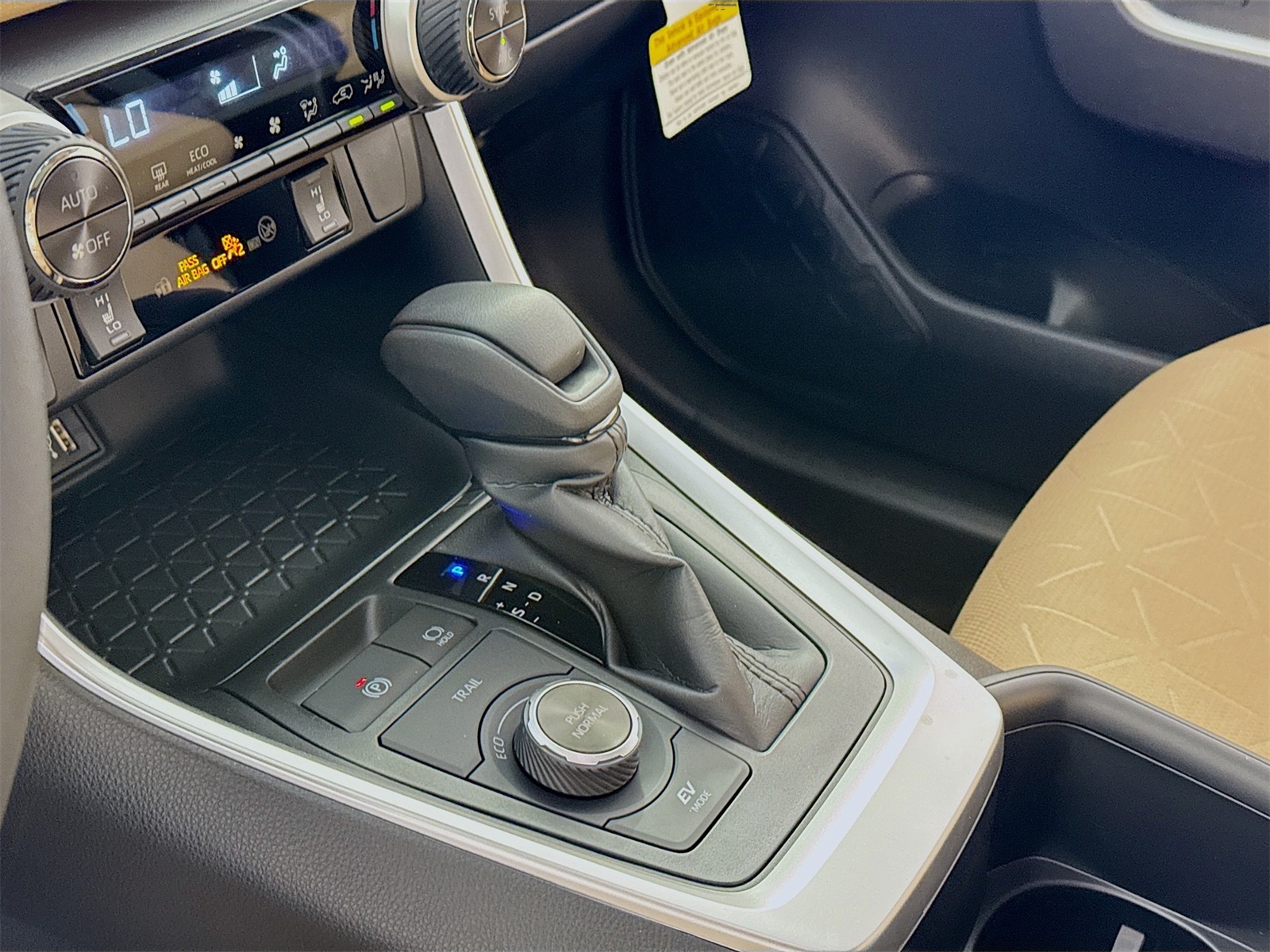 2025 Toyota RAV4 Hybrid XLE photo 8