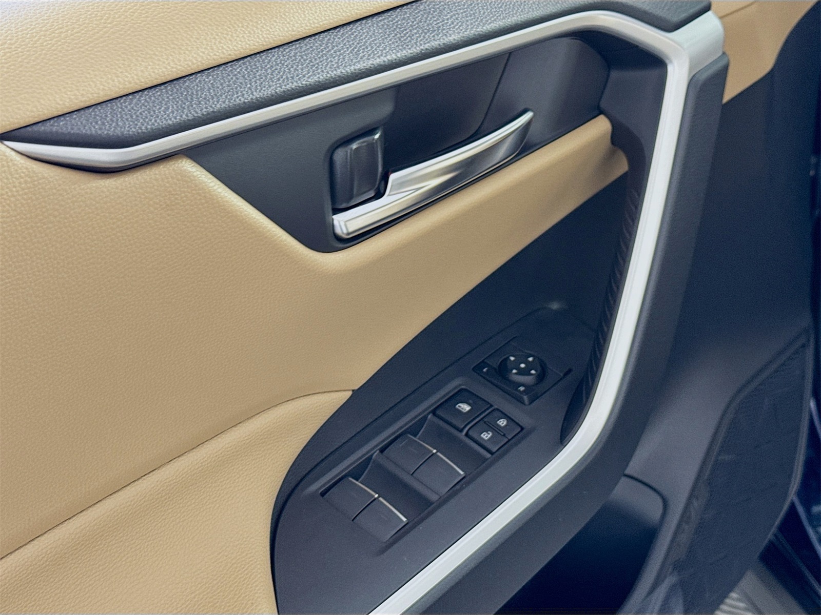 2025 Toyota RAV4 Hybrid XLE photo 12
