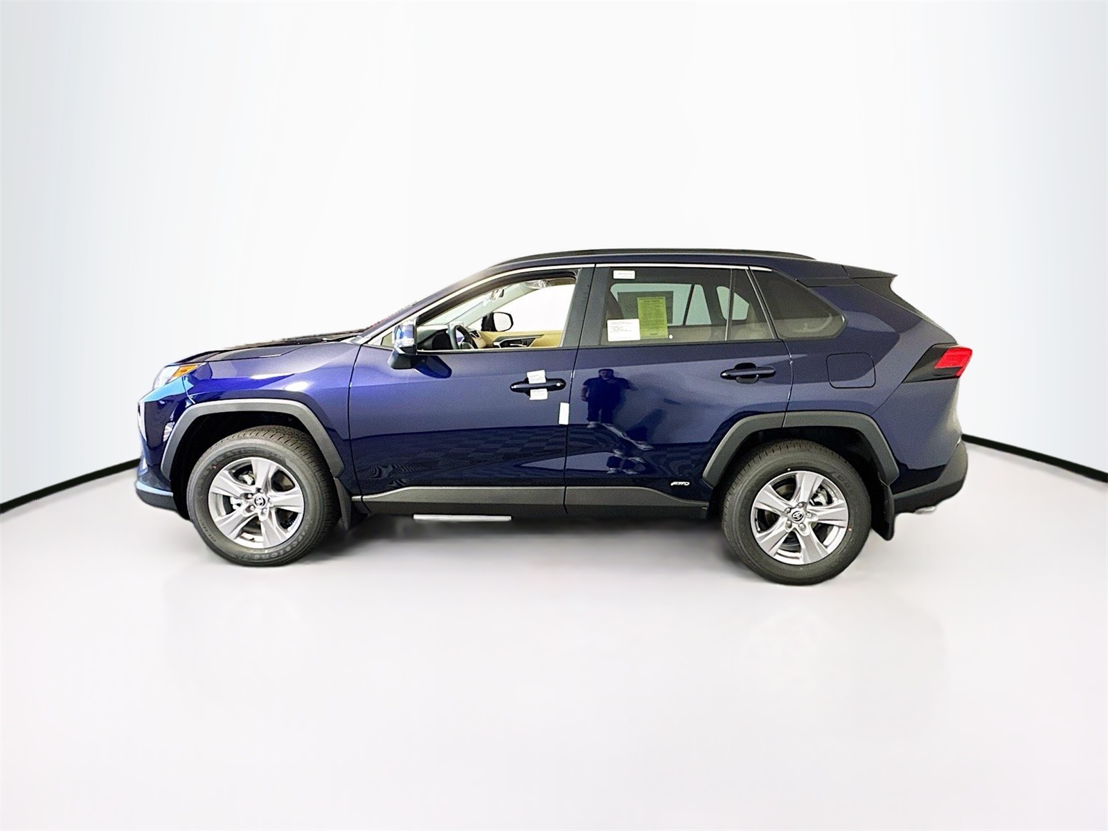 2025 Toyota RAV4 Hybrid XLE photo 3