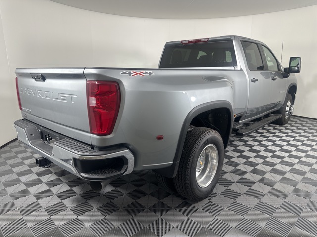 2025 Chevrolet Silverado 3500HD Work Truck photo 2