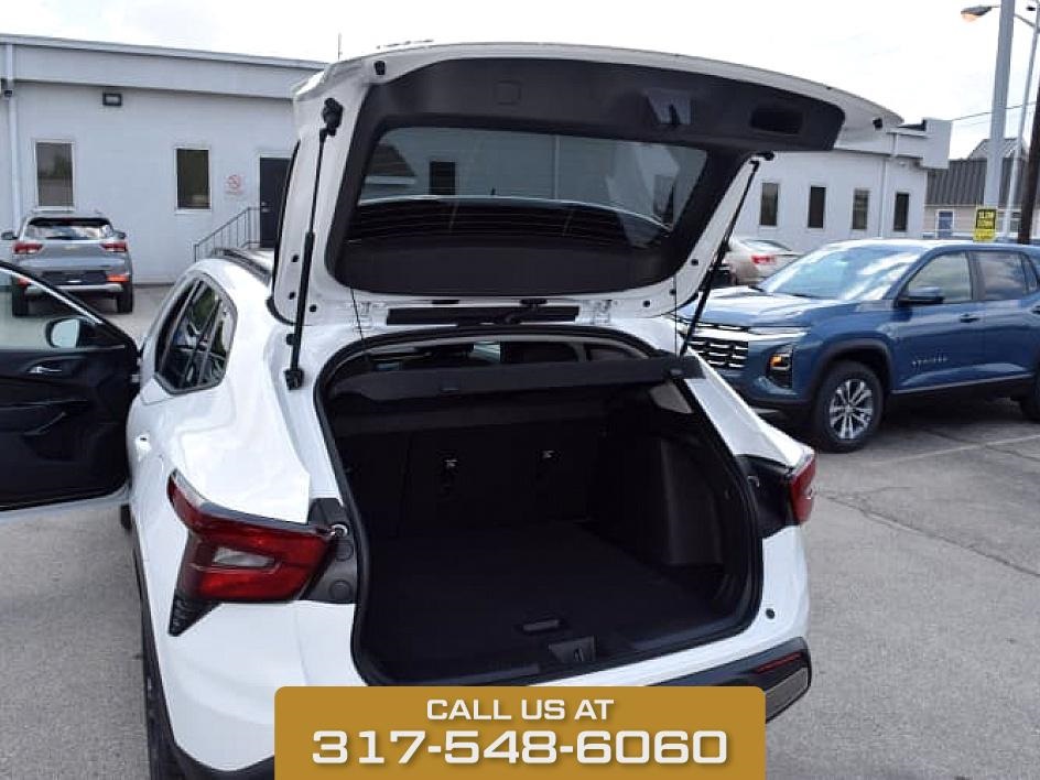 2025 Summit White Chevrolet Trax ACTIV FWD SUV