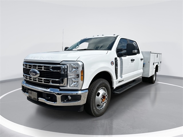 2025 Ford F-350 Super Duty Chassis Cab XL's photo