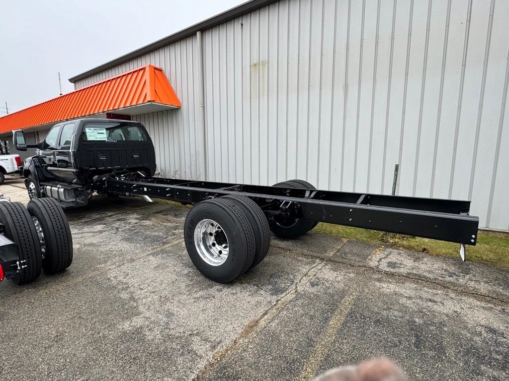 2024 Ford F-650 photo 3