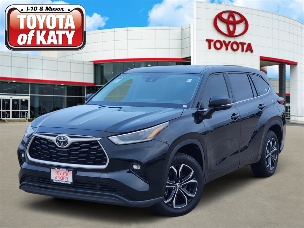 2021 Toyota Highlander LE's photo