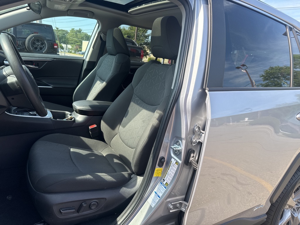 2022 Silver Sky Metallic Toyota RAV4 XLE AWD SUV
