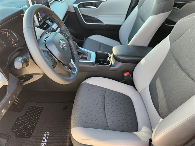 2025 Toyota RAV4 XLE photo 4