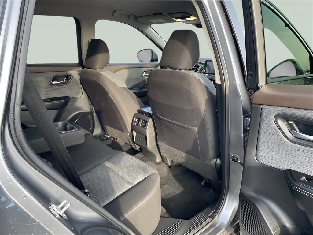 2023 Nissan Rogue SV AWD photo 2