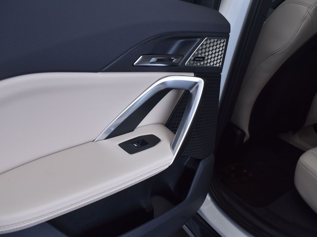 2025 Mineral White Metallic BMW X1 xDrive28i AWD SUV