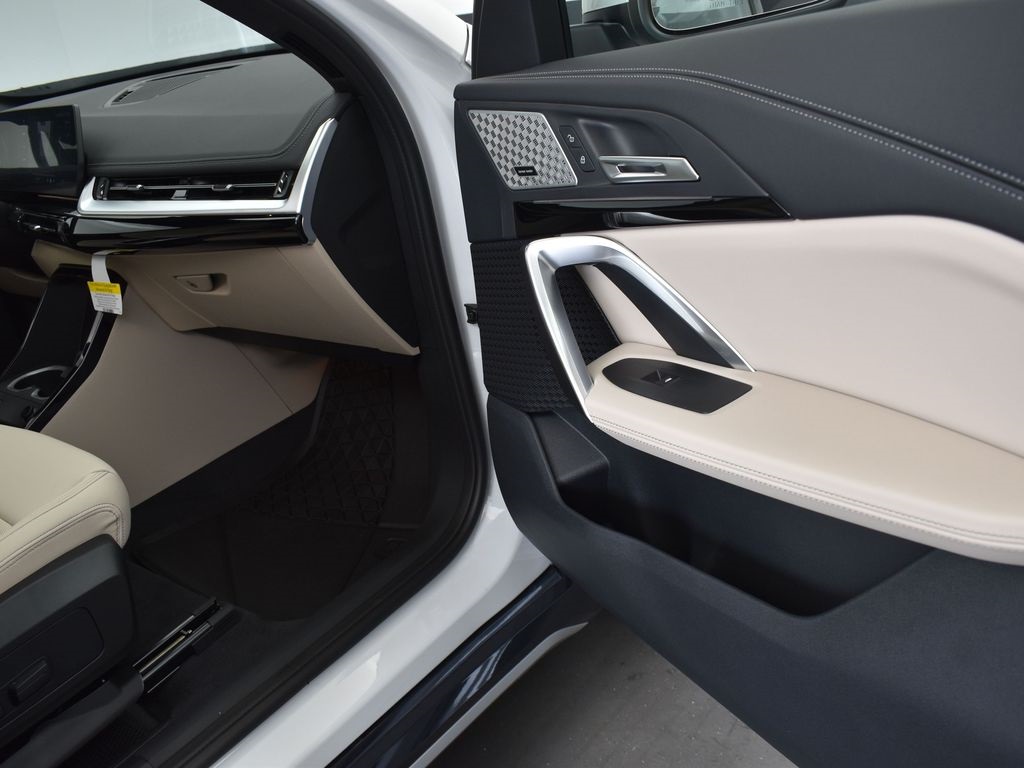 2025 Mineral White Metallic BMW X1 xDrive28i AWD SUV