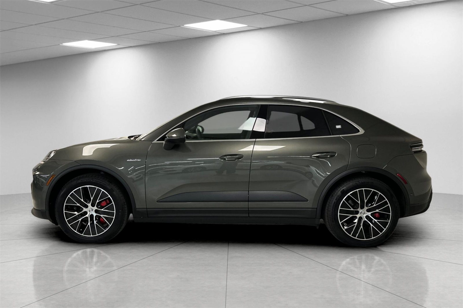2025 Porsche Macan Electric photo 2