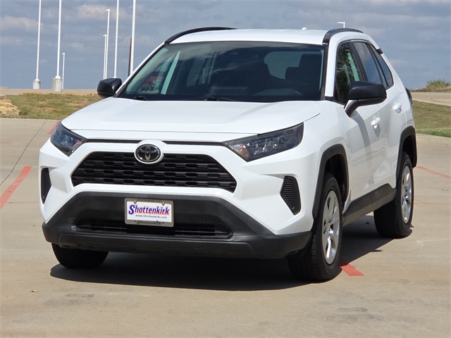 2019 Toyota RAV4 LE photo 2