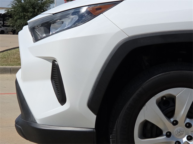 2019 Toyota RAV4 LE photo 4