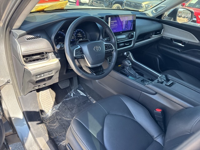 2025 Toyota Grand Highlander Platinum photo 2