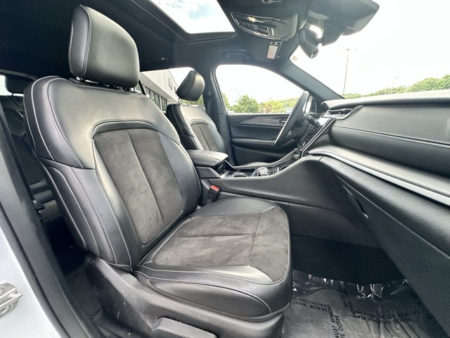 2023 Bright White Clearcoat Jeep Grand Cherokee L Altitude 4X4 SUV