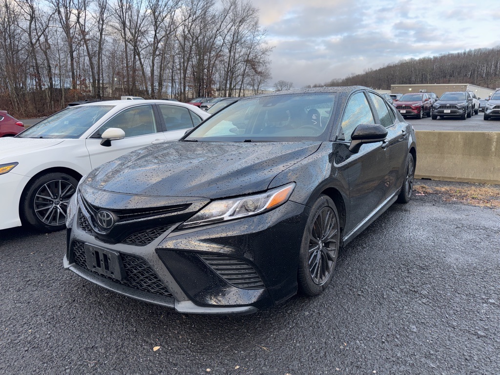 2019 Toyota Camry SE's photo