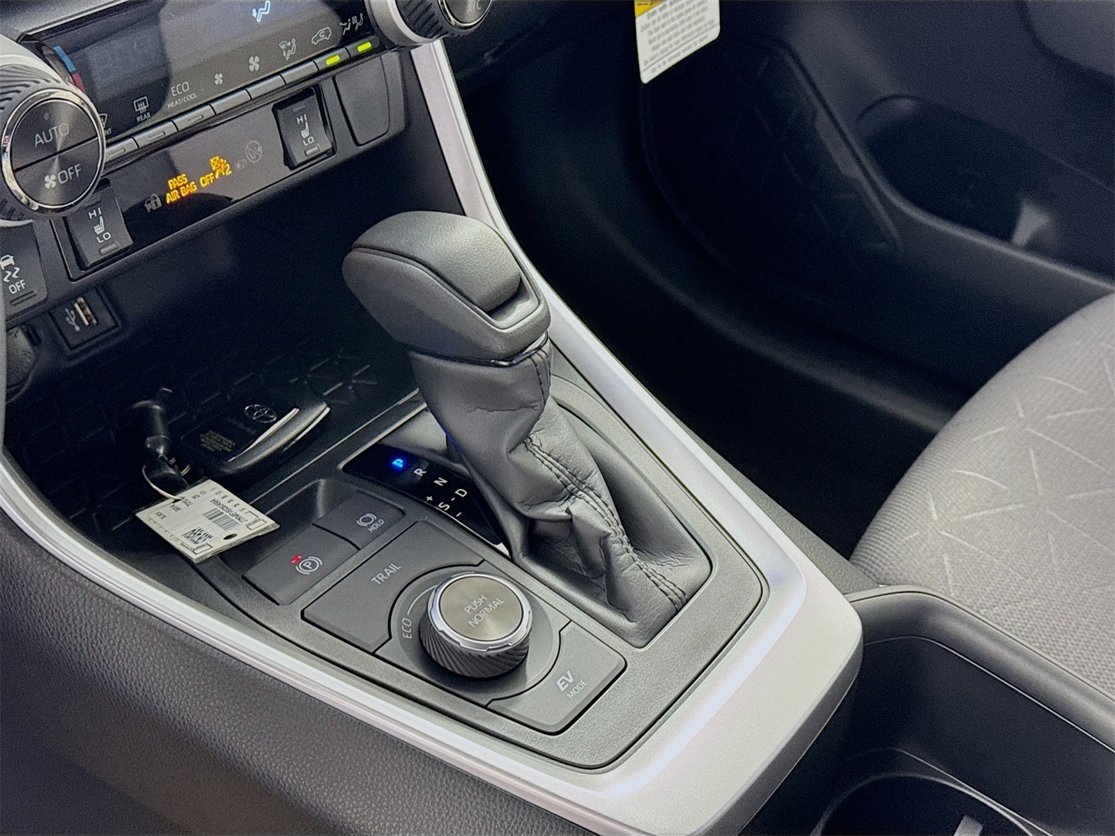 2025 Toyota RAV4 Hybrid XLE photo 9