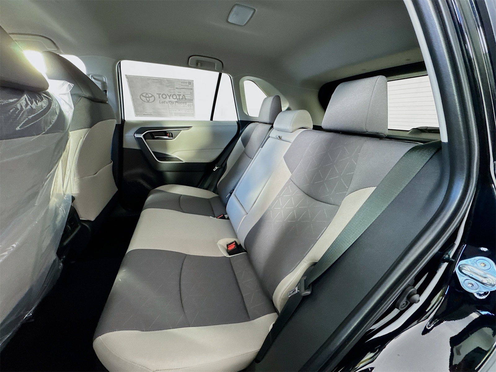2025 Toyota RAV4 Hybrid XLE photo 11
