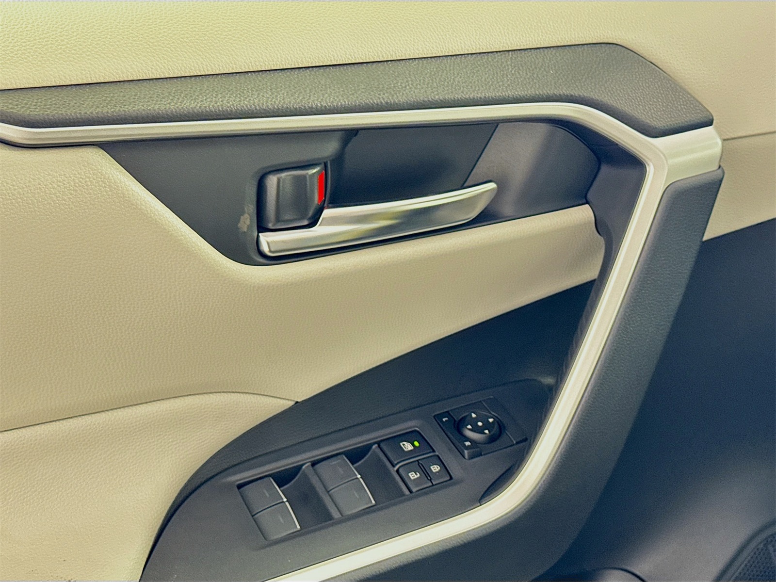 2025 Toyota RAV4 Hybrid XLE photo 13