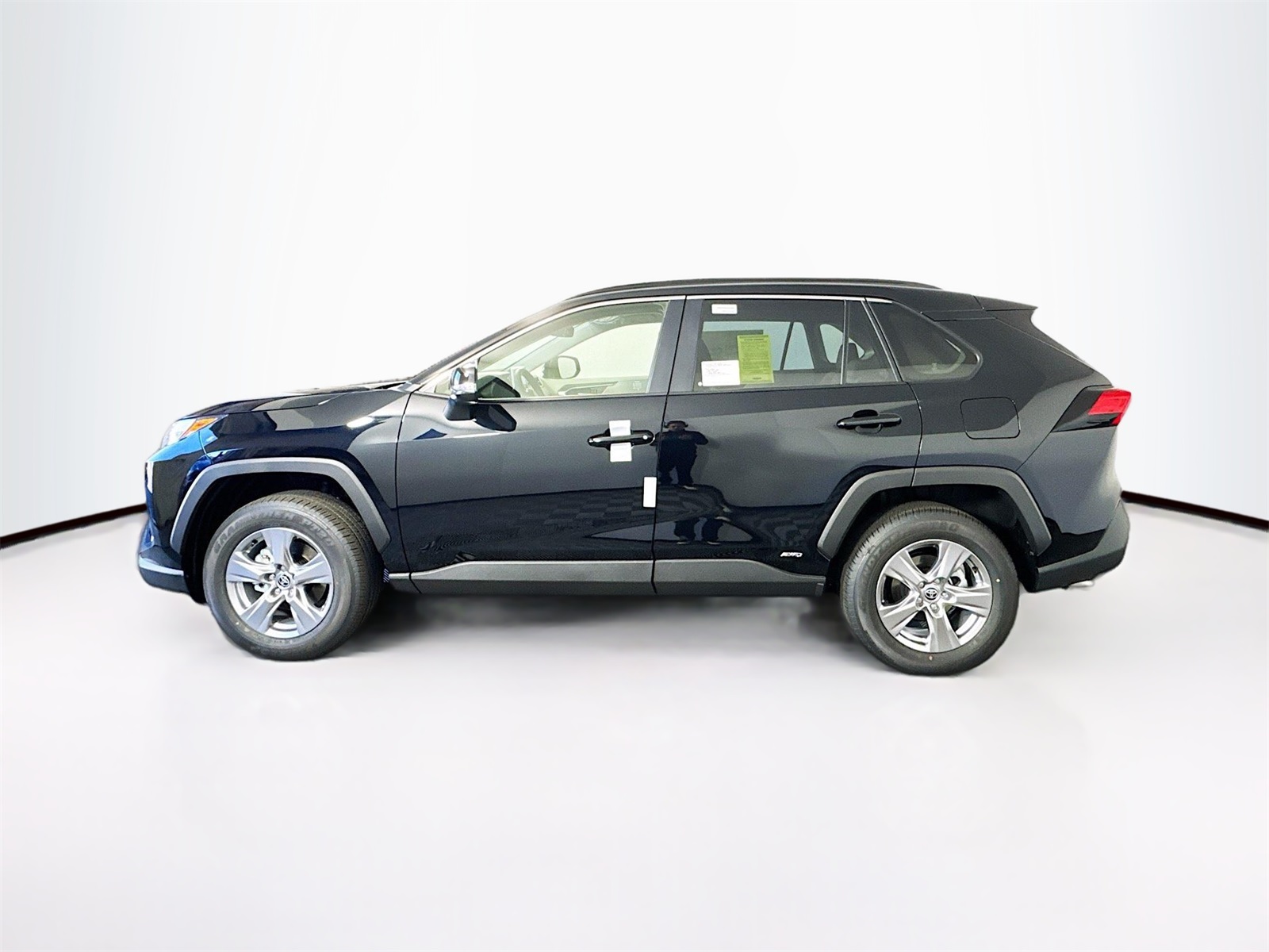 2025 Toyota RAV4 Hybrid XLE photo 2