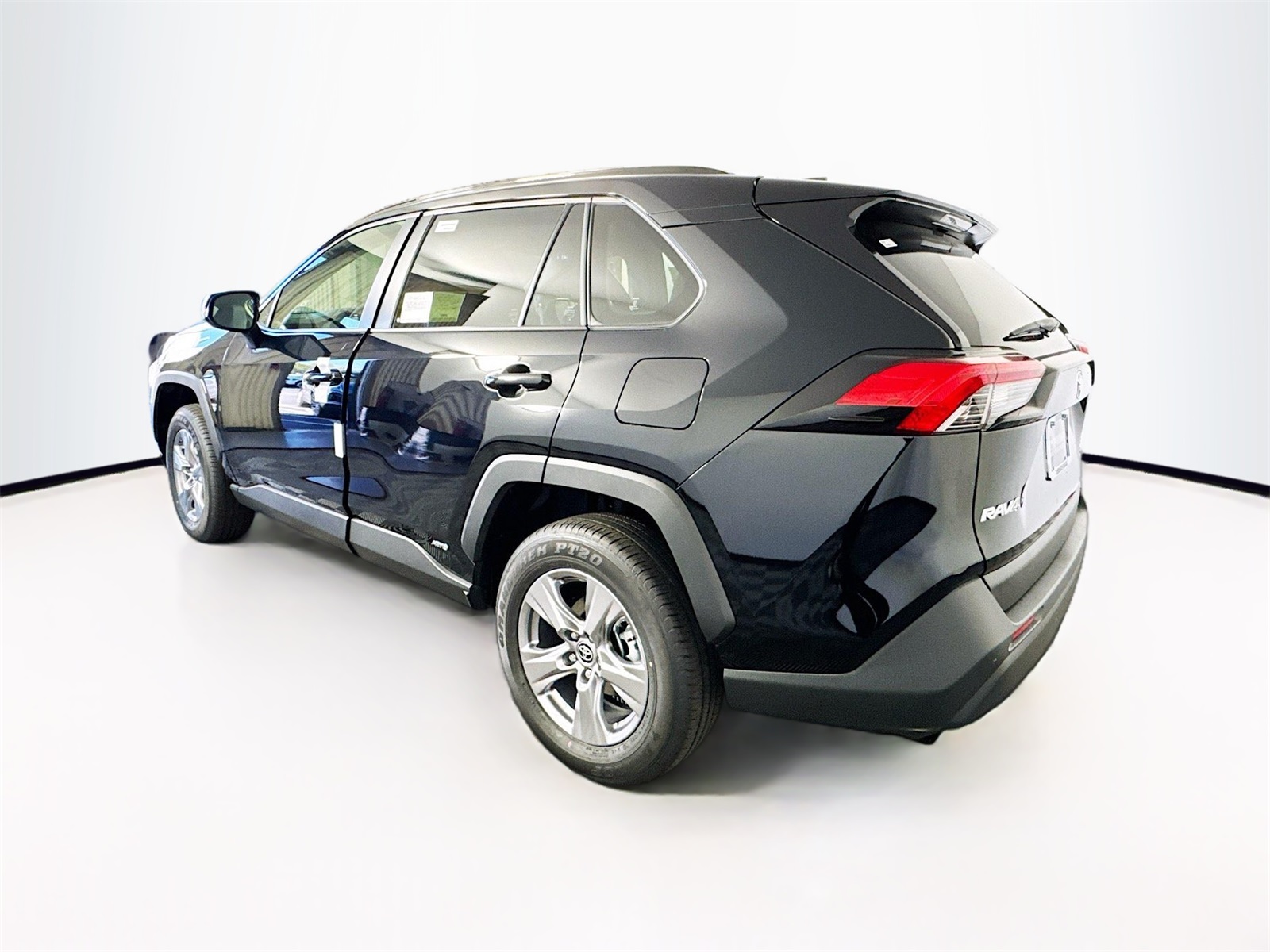 2025 Toyota RAV4 Hybrid XLE photo 3