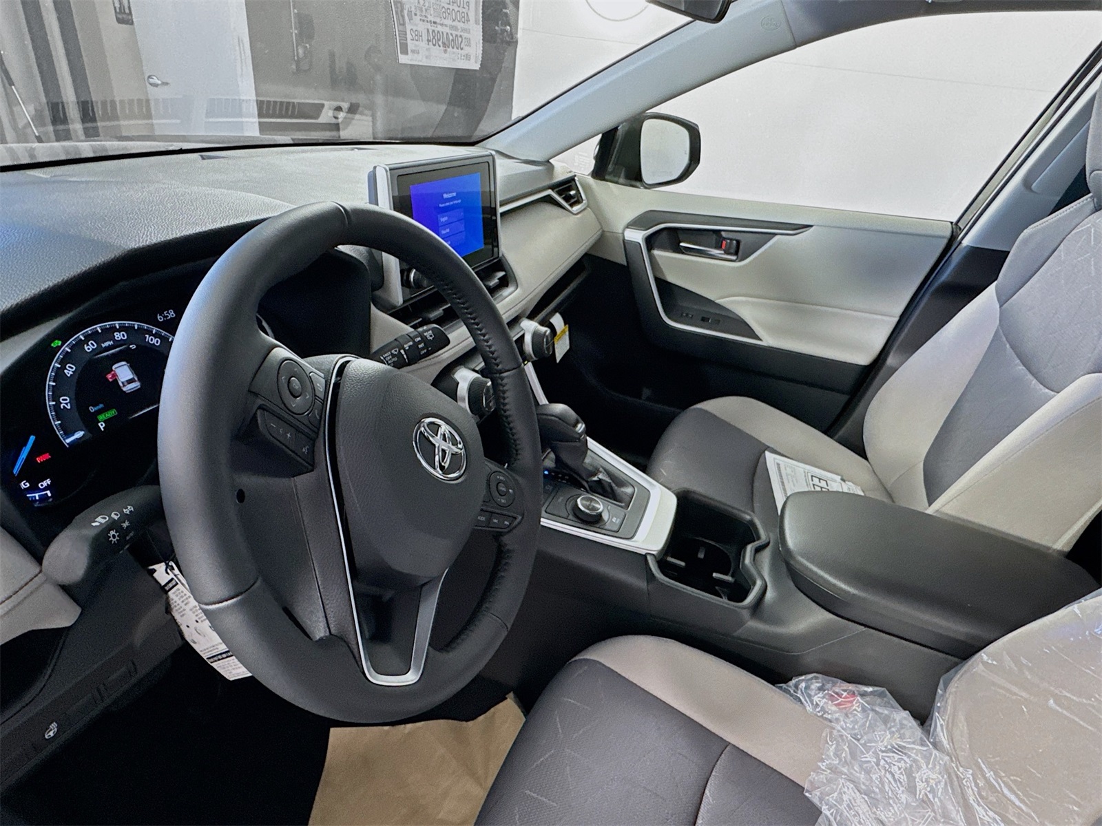 2025 Toyota RAV4 Hybrid XLE photo 6
