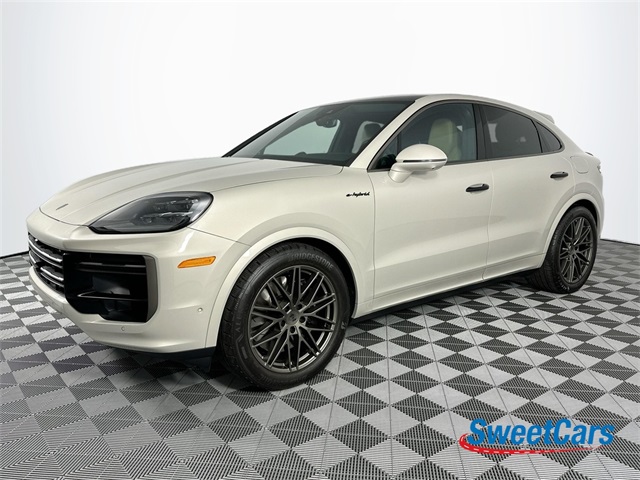 2025 Porsche Cayenne Turbo E-Hybrid Coupe photo 2