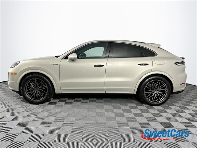 2025 Porsche Cayenne Turbo E-Hybrid Coupe photo 3